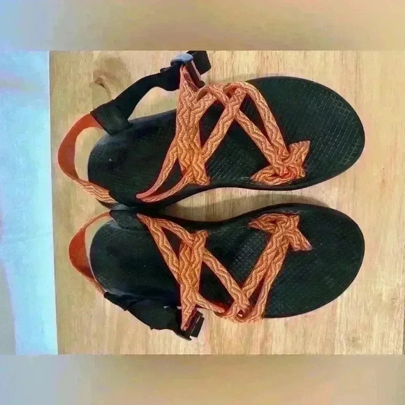 Chaco Women’s Sz 7 Z/2 Classic Outdoor Hiking Sandals - Orange‎ Chevron Print - Picture 2 of 9